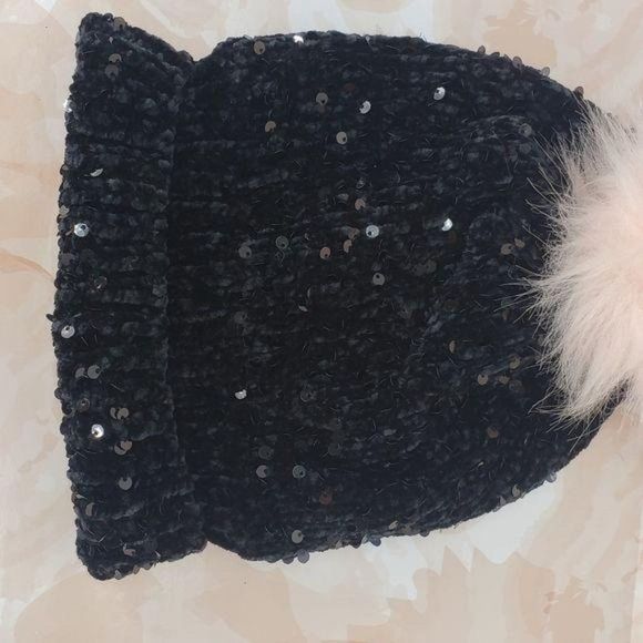 Claire’s Black Sequined fuzzy ball pom pom beanie - Picture 8 of 9